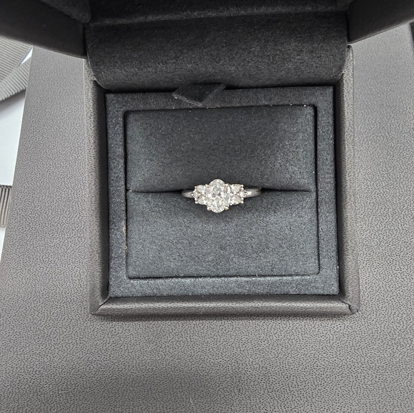 $5559 Vera Wang Love Collection 1ctTW Oval Diamond Tri-sides 14K White Gold Ring - Picture 5 of 14